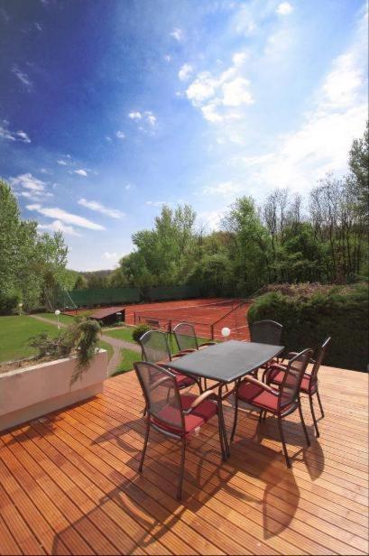 Relax Inn Soporna Exterior photo